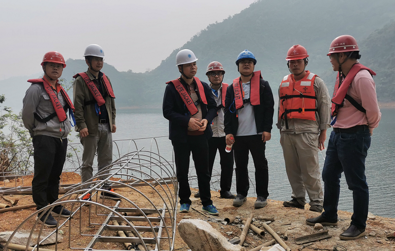 指挥部、监理部检查坝上示位标施工现场1.png