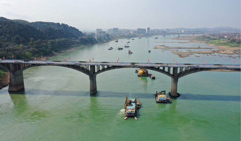 3月13日，航拍梧州西江大桥桥区航道整治施工。 - 副本.png