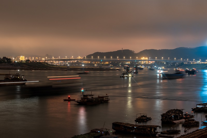 夜晚的西江黄金水道一片繁忙，是有人在维持着航道安全畅通.JPG