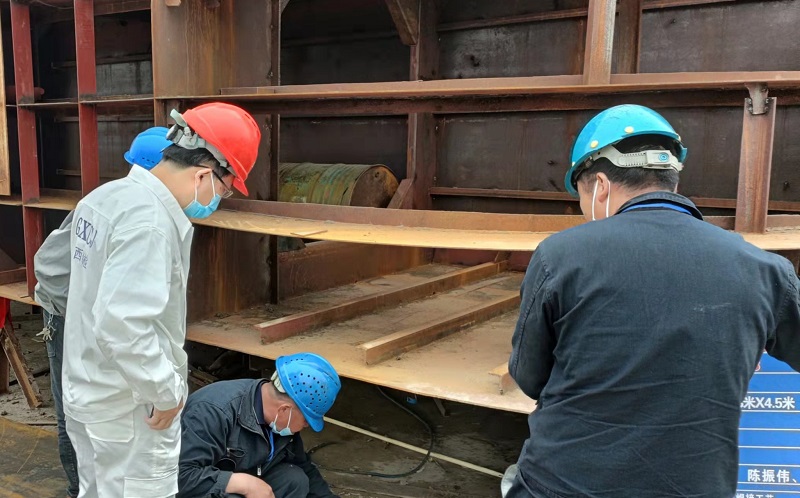 现场查看生产条件.jpg 现场查看生产条件.jpg