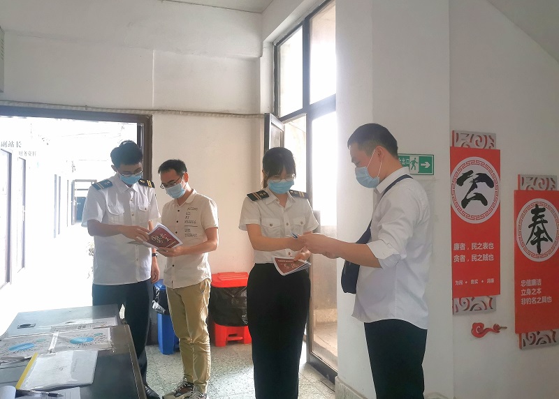 图为:防城港引航站工作人员向代理发放国家安全知识宣传手册.jpg 图为:防城港引航站工作人员向代理发放国家安全知识宣传手册.jpg