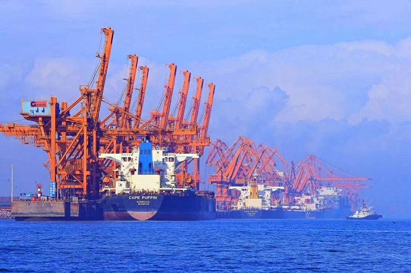 防城港港口一片欣欣向荣、繁忙有序的作业景象  刘德生拍摄 - 副本.jpg