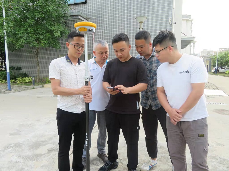 干部职工积极学习操作新装备.jpg 干部职工积极学习操作新装备.jpg