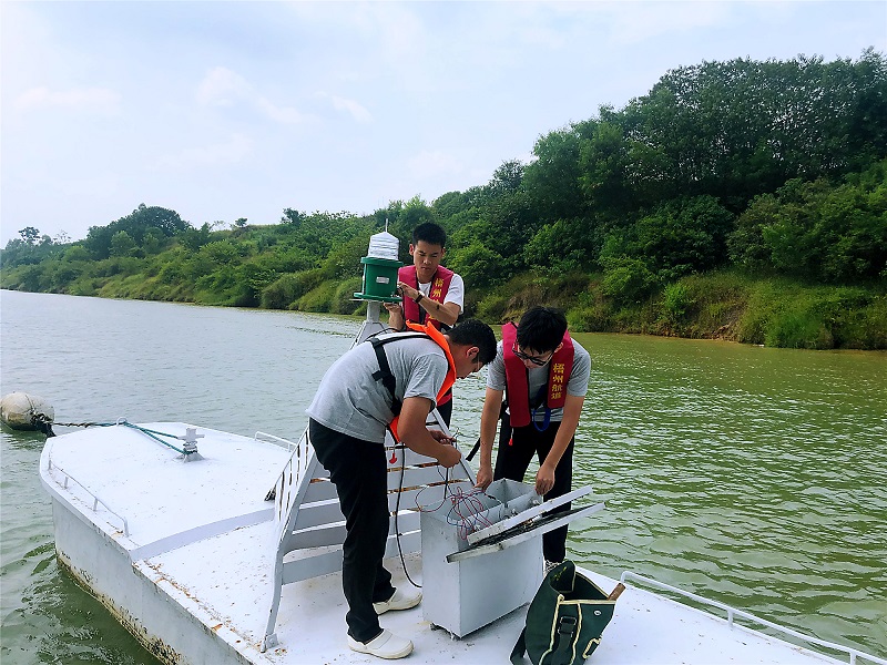 工作人员汛前维护标志 麦艺耀拍摄.jpg 工作人员汛前维护标志 麦艺耀拍摄.jpg