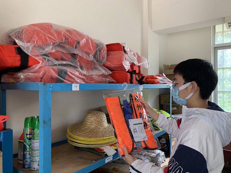 工作人员检查防汛物资 何朝拍摄.JPG