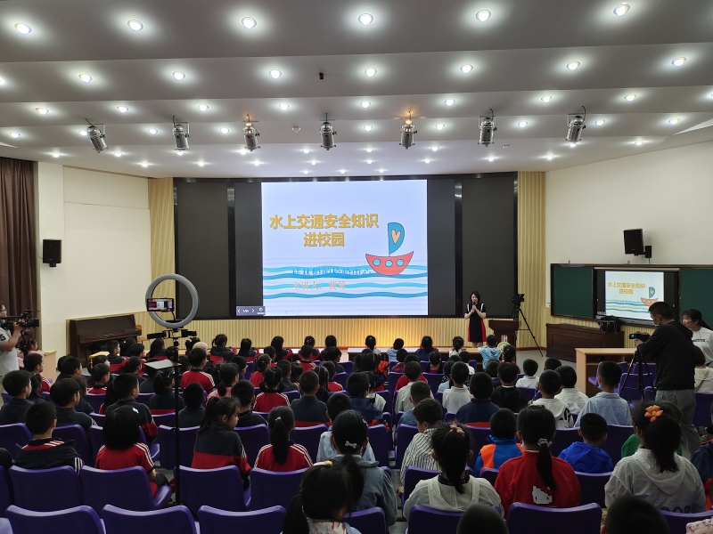 走进桂林市中华小学开展水上交通安全知识进校园活动.jpg