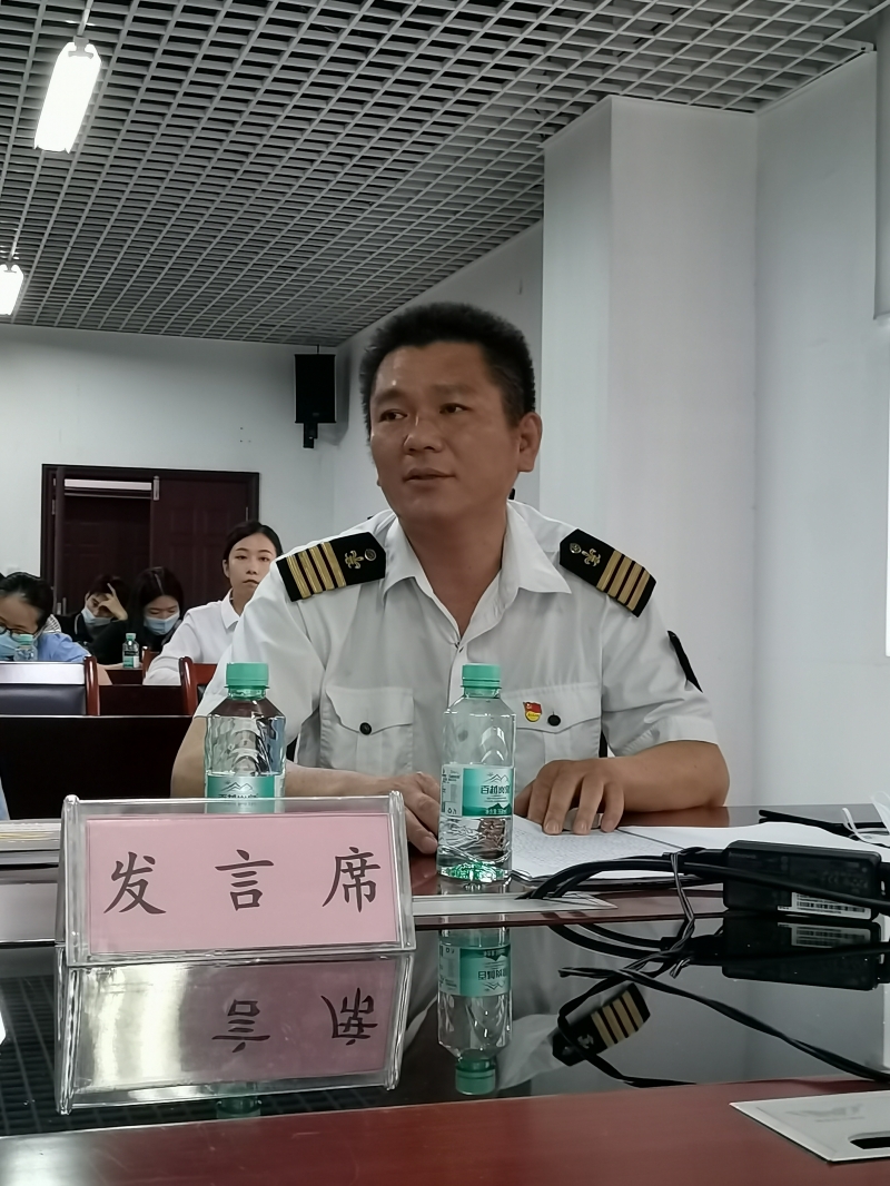 （麻烦帮调亮一点）图片8：防城港引航站副站长、高级引航员韦孟昌发言.jpg