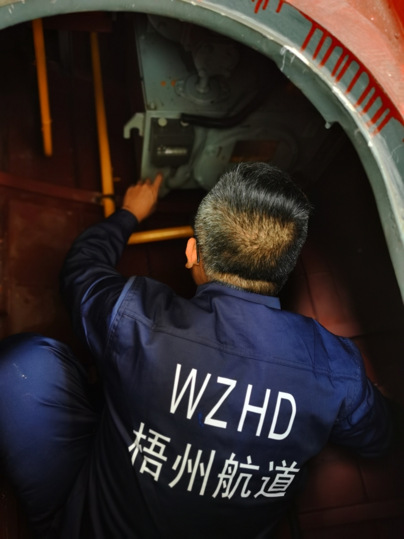 贵港航道站工作人员排查船只故障隐患（宋星 摄）.jpg