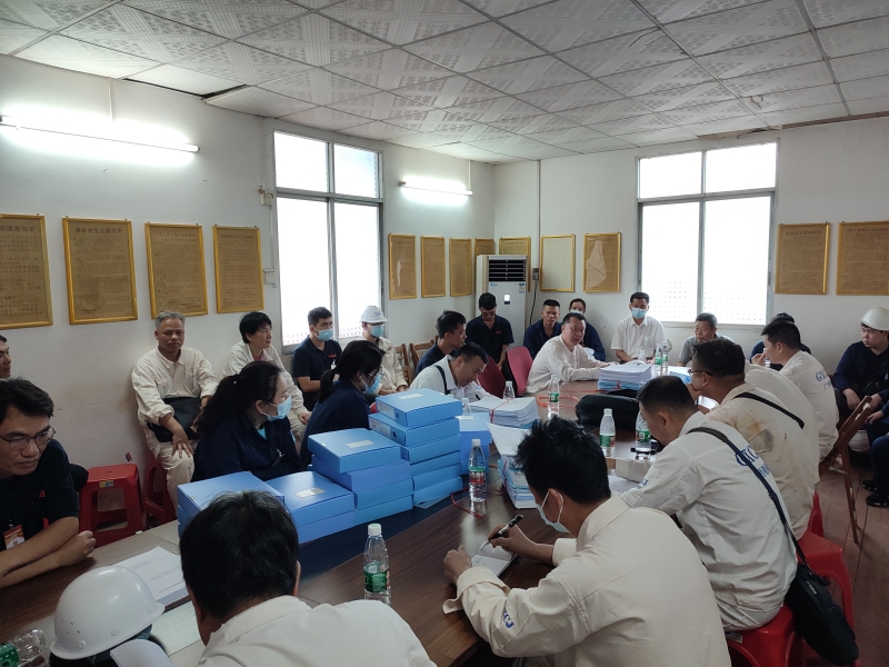 内审检查组向造船企业反馈沟通检查情况.jpg
