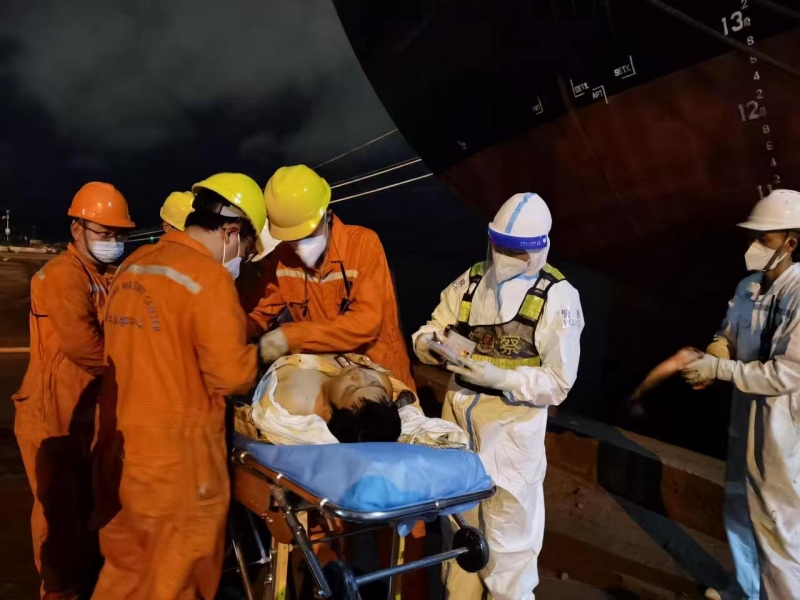 图为：“隆通”轮伤员救治现场.jpg
