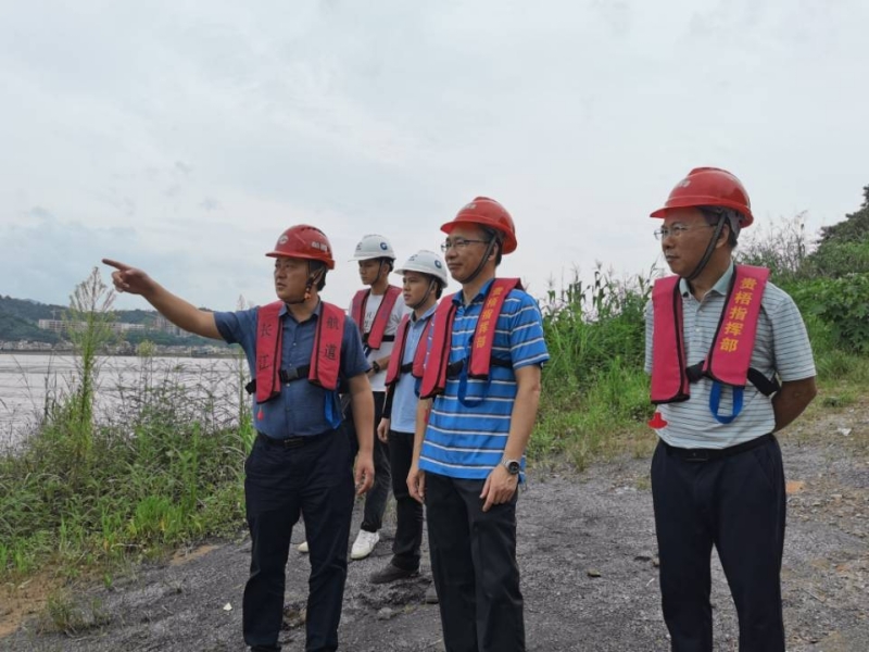 图4:指挥部领导进行防汛检查.jpg 图4:指挥部领导进行防汛检查.jpg