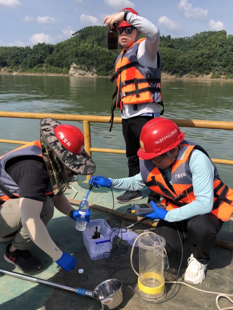 监测人员在进行水质采样工作.jpg