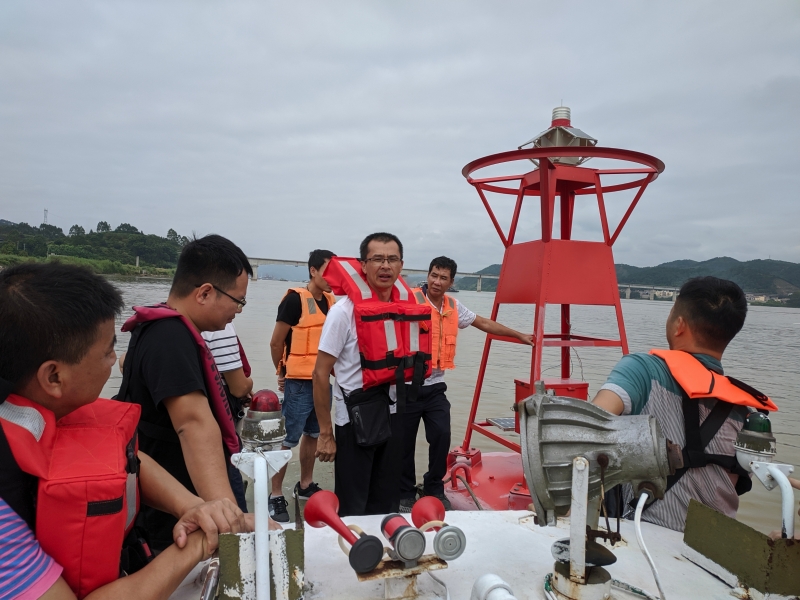 航标员到洛湛铁路桥桥区参观学习一体化航标灯(谭振毅供图).jpg 航标员到洛湛铁路桥桥区参观学习一体化航标灯(谭振毅供图).jpg