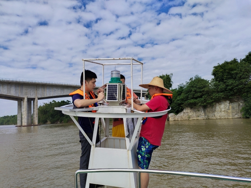 航标员正在安装一体化航标灯(陆一帅供图).jpg 航标员正在安装一体化航标灯(陆一帅供图).jpg