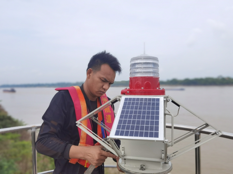 航标员在为示位标更换一体化航标灯(陆成熺供图).jpg 航标员在为示位标更换一体化航标灯(陆成熺供图).jpg