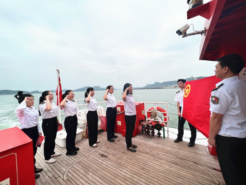 图为:海上重温入团誓词.jpg 图为:海上重温入团誓词.jpg