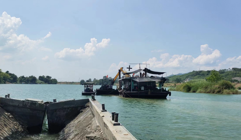 疏浚船在右江上疏通航道.png 疏浚船在右江上疏通航道.png