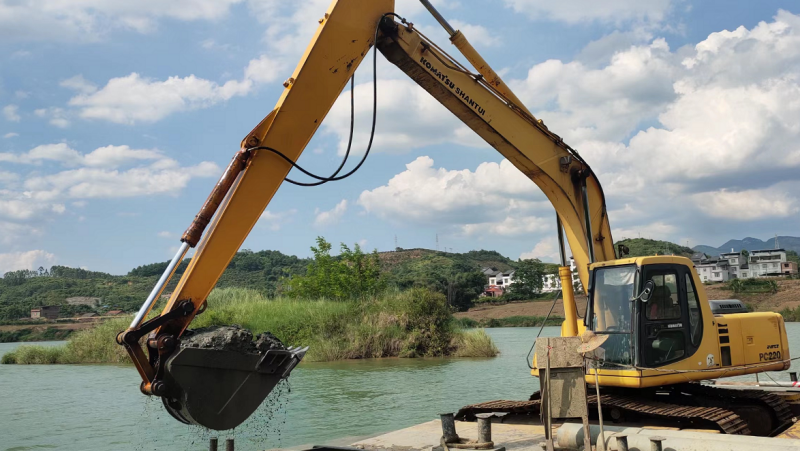 疏浚工驾驶挖掘机在船上作业.png 疏浚工驾驶挖掘机在船上作业.png