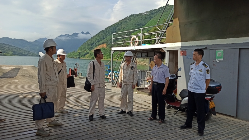 调研小组在东兰堂房渡口现场检查.jpg 调研小组在东兰堂房渡口现场检查.jpg