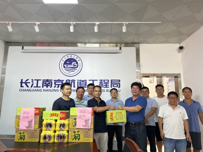柳江指挥部领导到施工№10标送清凉饮品.jpg