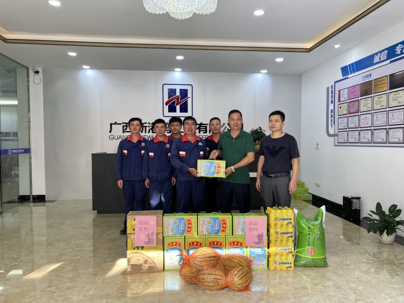柳江指挥部领导到施工№11标段项目部送清凉饮品.jpg