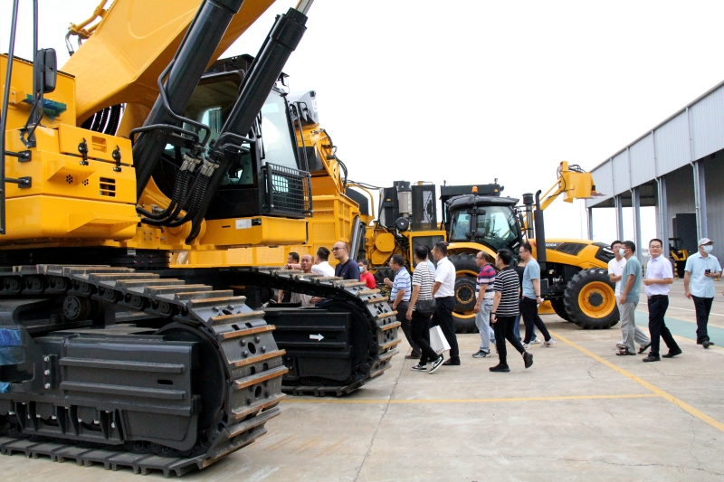 参观柳工挖掘机等各类大型装备制造.JPG