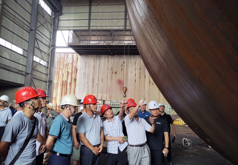 调研小组在 海事通船厂参观独立水泥罐制作.jpg 调研小组在 海事通船厂参观独立水泥罐制作.jpg