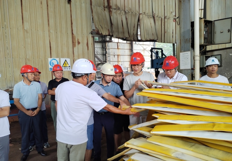 调研小组在海事通船厂参观水泥罐体鼓风带制作工艺.jpg 调研小组在海事通船厂参观水泥罐体鼓风带制作工艺.jpg