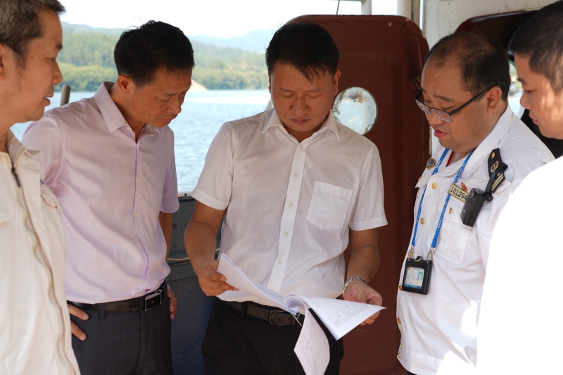 梧州船舶检验中心与海事部门正在核对船舶检验证书.JPG