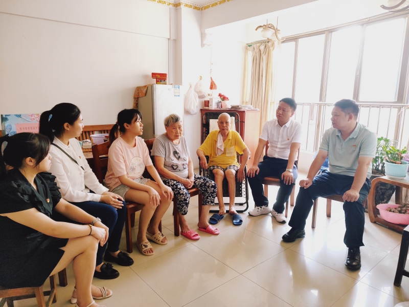 与困境准大学生交谈生活学习等情况.jpg 与困境准大学生交谈生活学习等情况.jpg