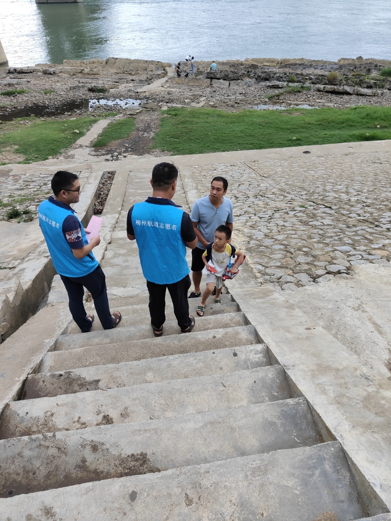 工作人员正在进行防溺水宣传工作 (2).jpg