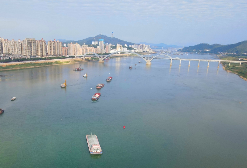 船舶在航标标示的安全航道内有序航行.jpg 船舶在航标标示的安全航道内有序航行.jpg