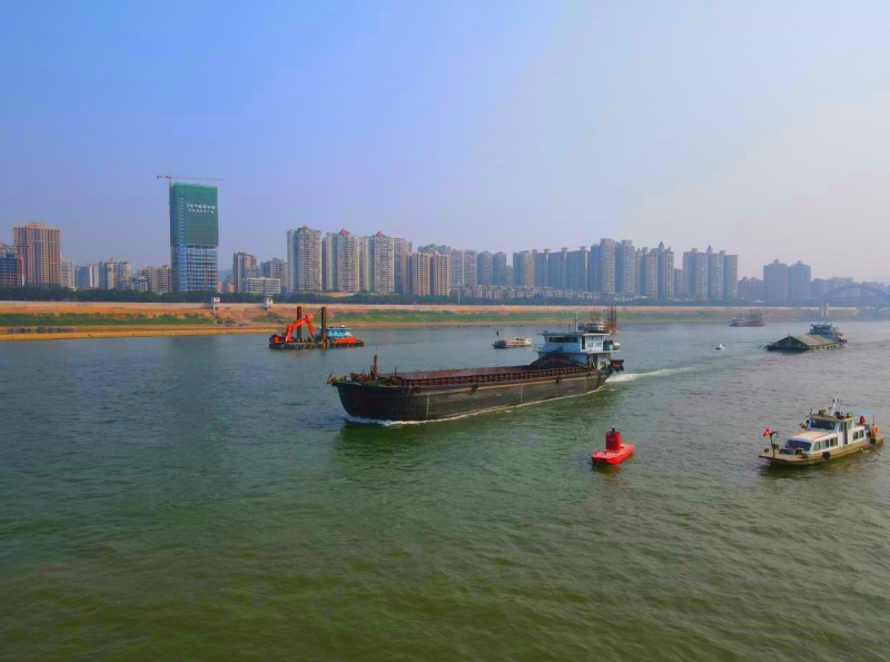 船舶正在按照航标标示的航道安全行驶.jpg 船舶正在按照航标标示的航道安全行驶.jpg