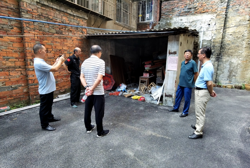 图四:到驻柳职工住宅小区排查安全隐患.jpg 图四:到驻柳职工住宅小区排查安全隐患.jpg