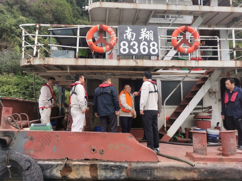 图三:联合登上待闸船舶调研情况.jpg 图三:联合登上待闸船舶调研情况.jpg