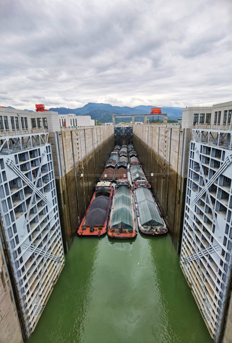 图六:船舶整齐排队过闸.jpg 图六:船舶整齐排队过闸.jpg