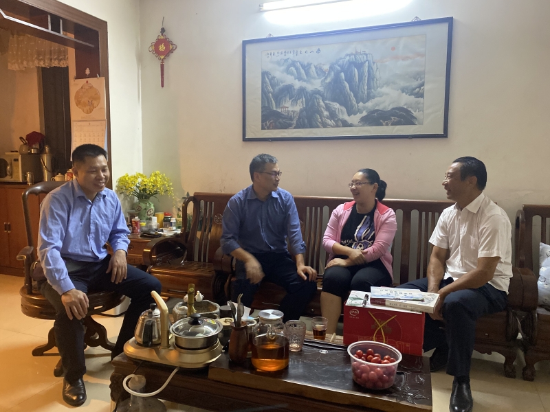 中心党委书记黎经文在副主任卢禹成家开展廉政家访.jpg 中心党委书记黎经文在副主任卢禹成家开展廉政家访.jpg