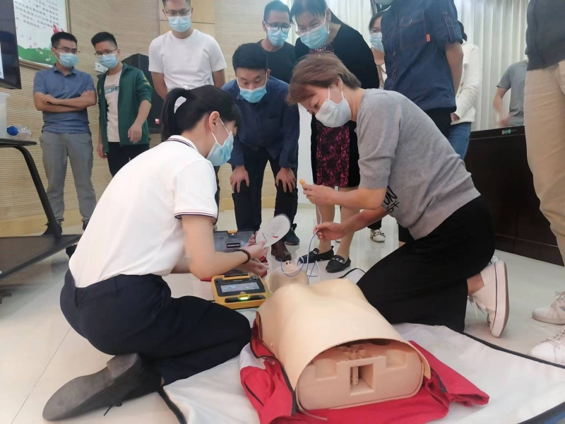 助教老师指导职工正确使用AED.jpg