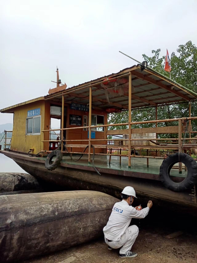 柳州船舶检验中心验船师为柳州市边远地区乡镇客渡船测厚.jpg
