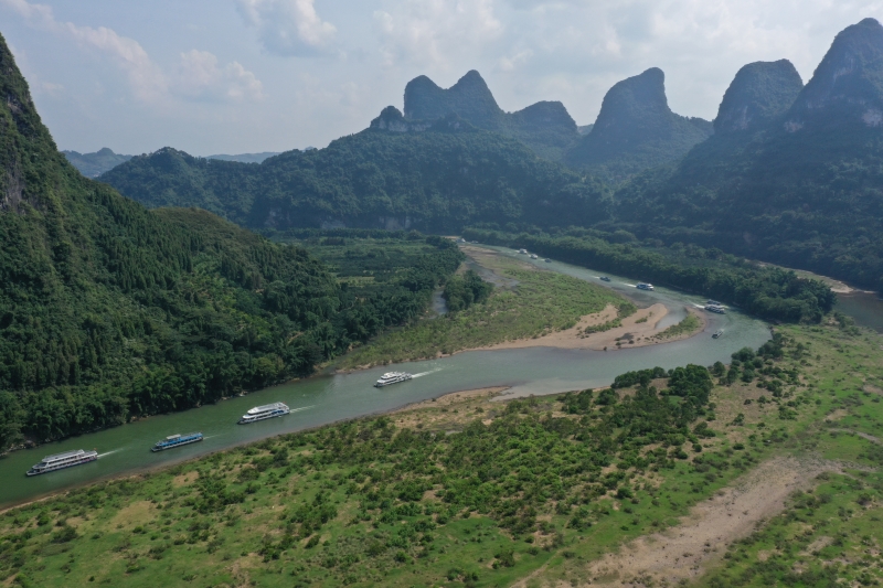 一艘艘载满游客的游船行驶在漓江航道上.JPG
