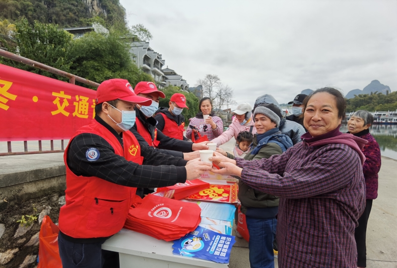 在阳朔富安码头开展“情满旅途过暖冬 交通青年争先锋”主题活动照.jpg