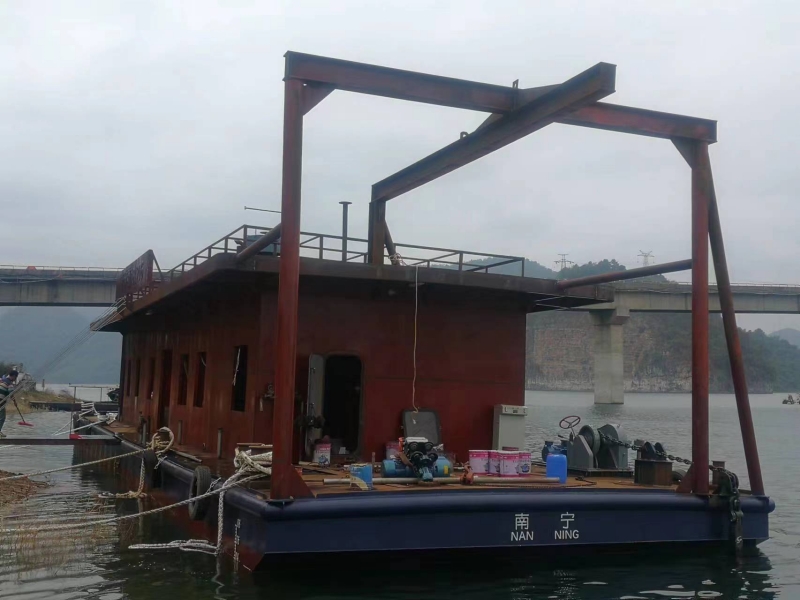 趸船下水3.jpg
