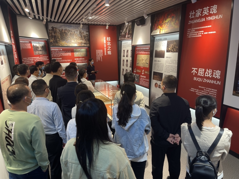 参观展厅.jpg 参观展厅.jpg