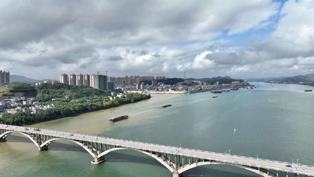 贵港至长洲3000吨级航道藤县西江大桥航段(刘家诚 摄).jpg 贵港至长洲3000吨级航道藤县西江大桥航段(刘家诚 摄).jpg