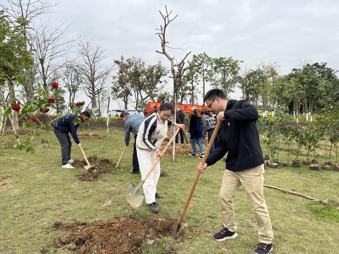 植树现场1.jpg 植树现场1.jpg