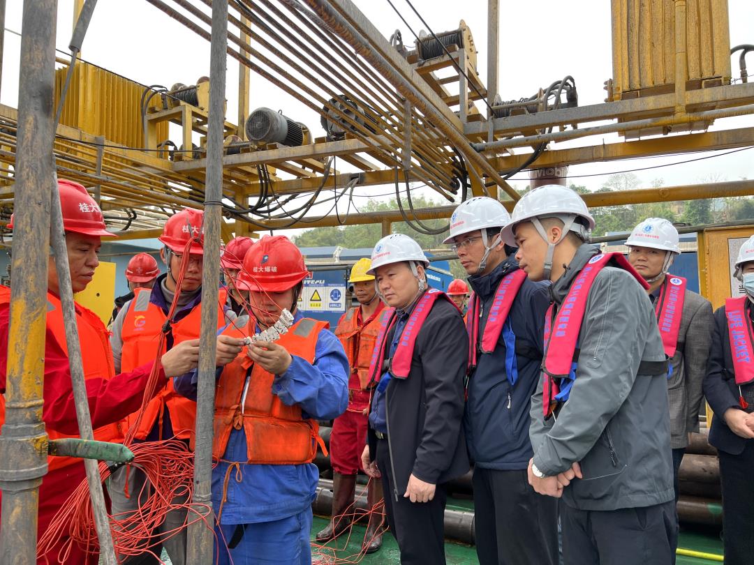 图2 :到航道整治施工№4标段施工船舶上实地调研.jpg 图2 :到航道整治施工№4标段施工船舶上实地调研.jpg