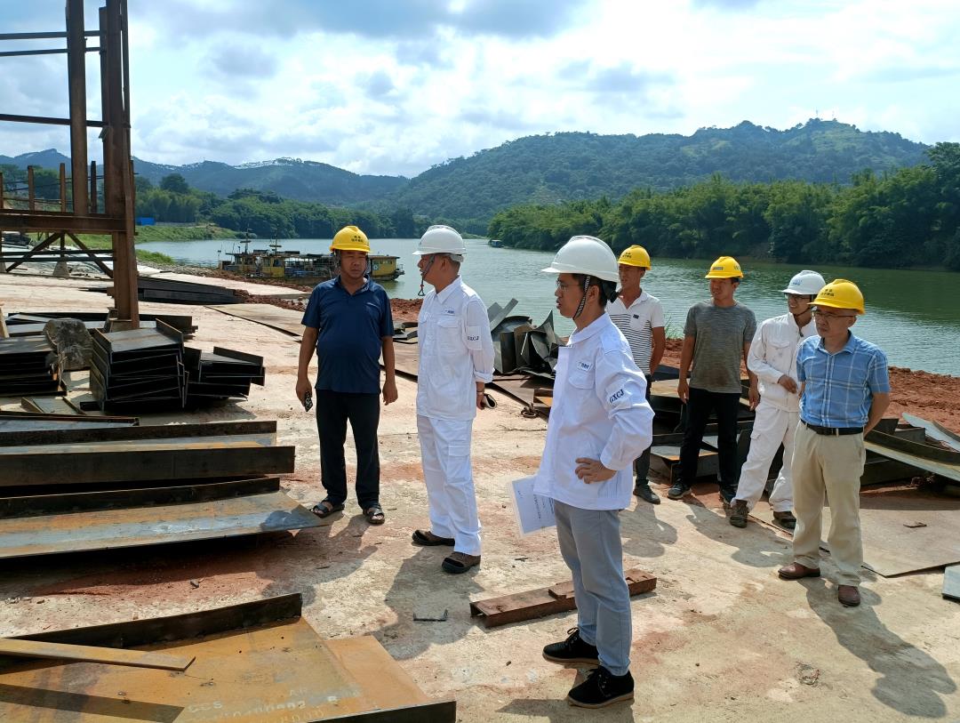 检查造船钢材.jpg 检查造船钢材.jpg