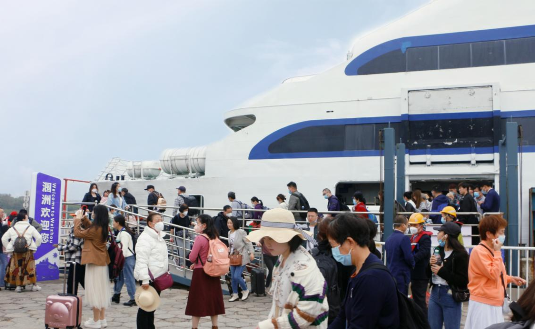 4游客正在登船前往涠洲岛.png