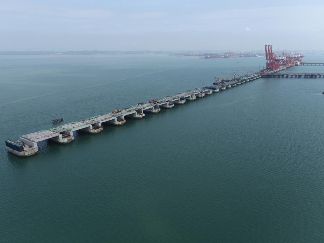 图为防城港企沙港区赤沙作业区1号泊位码头平台全线贯通.jpg 图为防城港企沙港区赤沙作业区1号泊位码头平台全线贯通.jpg