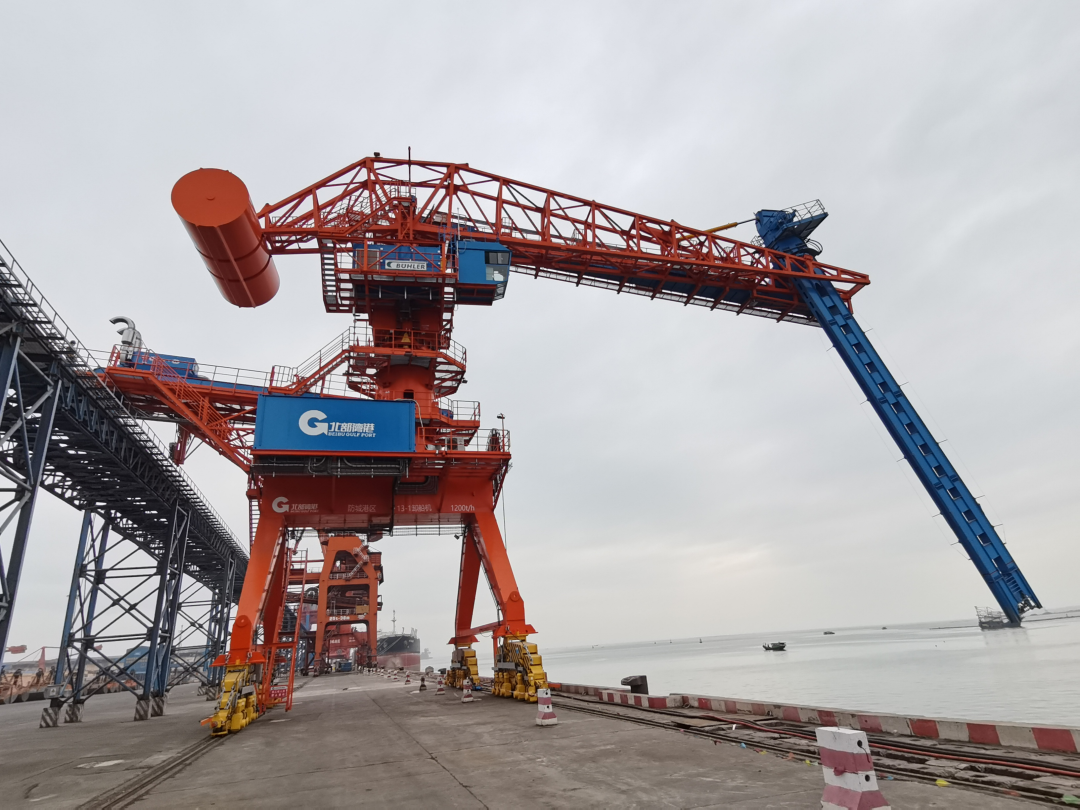 图为新式绿色环保型连续式粮食卸船机正式投用.png 图为新式绿色环保型连续式粮食卸船机正式投用.png